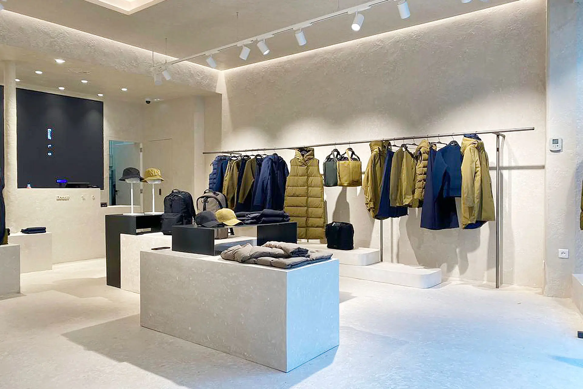 Aménagement ERP Boutique Ecoalf Paris 4e | Agence Design+Build Commerces — vue 3
