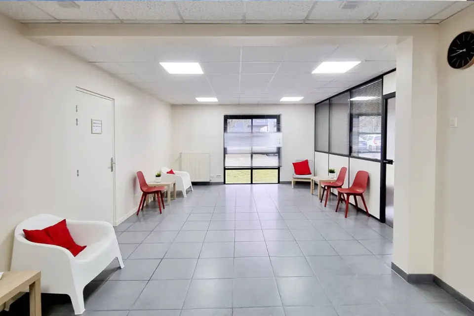 MUV Brie-Comte-Robert : Projet Design+Build & Rénovation Locaux Professionnels - Xiléades (77) — Médical & Vétérinaire von Xiléades